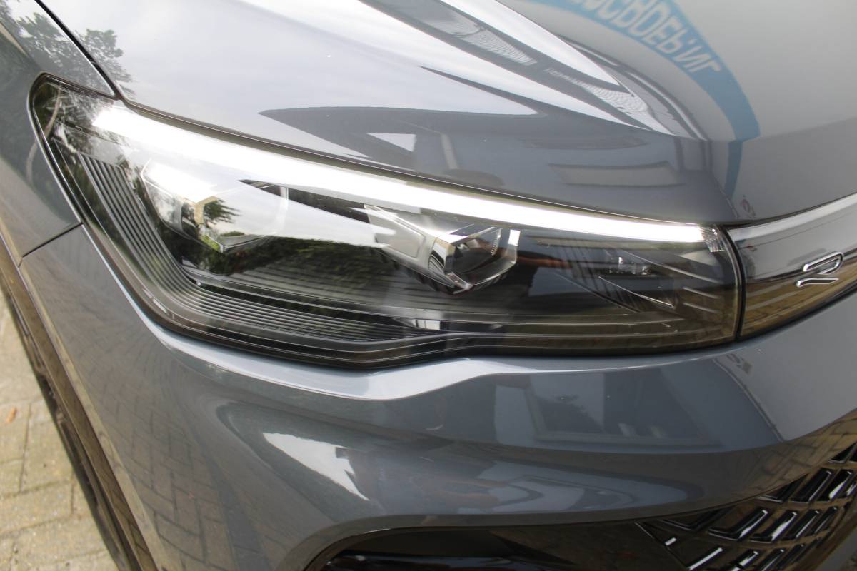Volkswagen Tiguan Volkswagen Tiguan 1.5 eHybrid R-Line Edition | Head-Up Display | Panoramdak | 360 Camera | 272 PK | Massage Stoelen | IQ.Lights | Elektrische Kofferklep | Stoel/Stuur Verwarming | Draadloze Telefoonlader | Virtual Cockpit | Adaptive Cruise | Naviagtie | Sfeerverlichting | 19 Inch lm velgen | Dodehoeksensoren | Zwarte Hemel Bekleding |