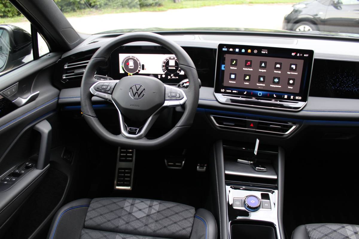 Volkswagen Tiguan Volkswagen Tiguan 1.5 eHybrid R-Line Edition | Head-Up Display | Panoramdak | 360 Camera | 272 PK | Massage Stoelen | IQ.Lights | Elektrische Kofferklep | Stoel/Stuur Verwarming | Draadloze Telefoonlader | Virtual Cockpit | Adaptive Cruise | Naviagtie | Sfeerverlichting | 19 Inch lm velgen | Dodehoeksensoren | Zwarte Hemel Bekleding |