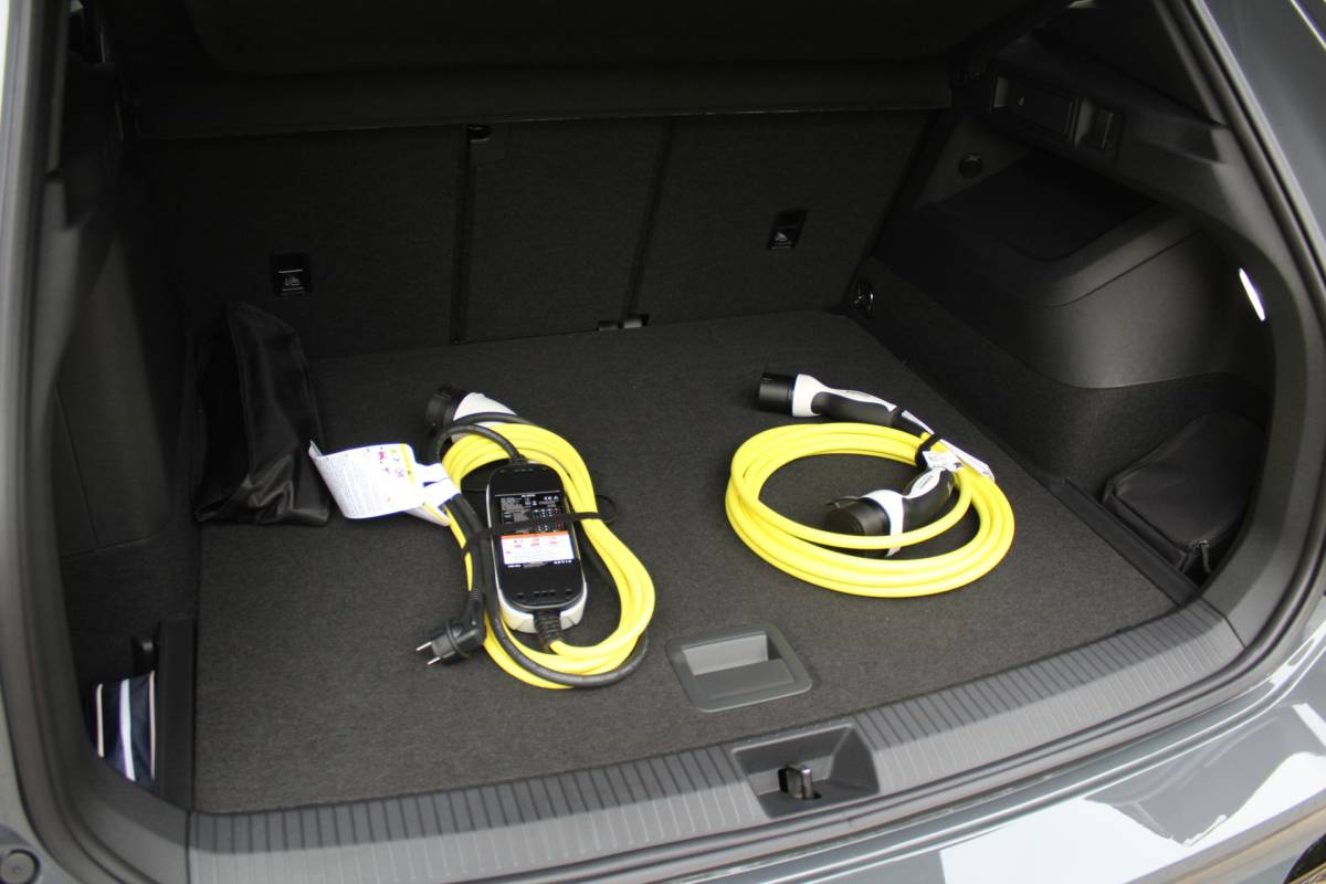 Volkswagen Tiguan Volkswagen Tiguan 1.5 eHybrid R-Line Edition | Head-Up Display | Panoramdak | 360 Camera | 272 PK | Massage Stoelen | IQ.Lights | Elektrische Kofferklep | Stoel/Stuur Verwarming | Draadloze Telefoonlader | Virtual Cockpit | Adaptive Cruise | Naviagtie | Sfeerverlichting | 19 Inch lm velgen | Dodehoeksensoren | Zwarte Hemel Bekleding |