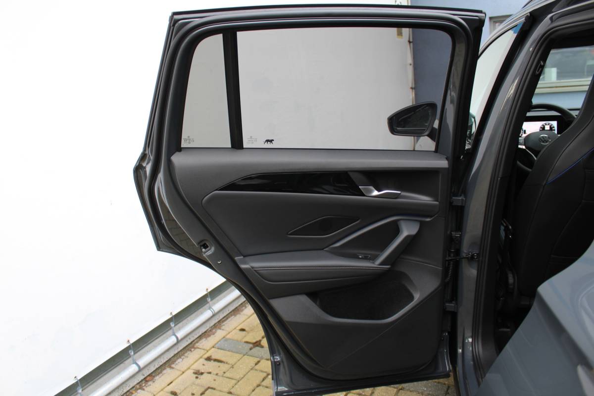 Volkswagen Tiguan Volkswagen Tiguan 1.5 eHybrid R-Line Edition | Head-Up Display | Panoramdak | 360 Camera | 272 PK | Massage Stoelen | IQ.Lights | Elektrische Kofferklep | Stoel/Stuur Verwarming | Draadloze Telefoonlader | Virtual Cockpit | Adaptive Cruise | Naviagtie | Sfeerverlichting | 19 Inch lm velgen | Dodehoeksensoren | Zwarte Hemel Bekleding |