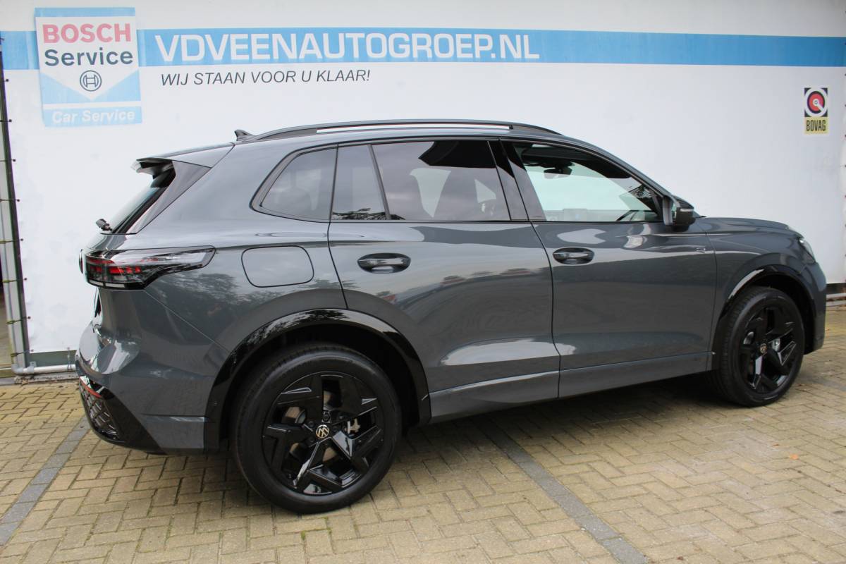 Volkswagen Tiguan Volkswagen Tiguan 1.5 eHybrid R-Line Edition | Head-Up Display | Panoramdak | 360 Camera | 272 PK | Massage Stoelen | IQ.Lights | Elektrische Kofferklep | Stoel/Stuur Verwarming | Draadloze Telefoonlader | Virtual Cockpit | Adaptive Cruise | Naviagtie | Sfeerverlichting | 19 Inch lm velgen | Dodehoeksensoren | Zwarte Hemel Bekleding |