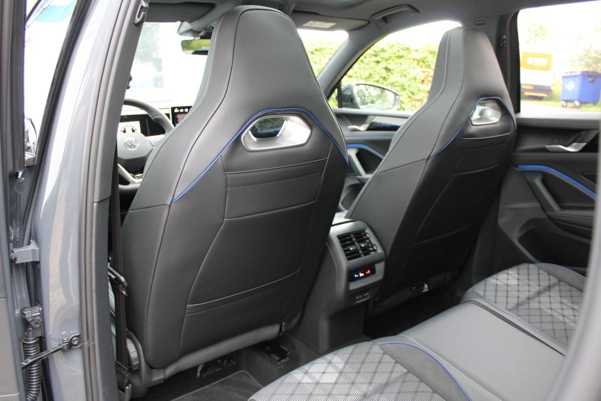 Volkswagen Tiguan Volkswagen Tiguan 1.5 eHybrid R-Line Edition | Head-Up Display | Panoramdak | 360 Camera | 272 PK | Massage Stoelen | IQ.Lights | Elektrische Kofferklep | Stoel/Stuur Verwarming | Draadloze Telefoonlader | Virtual Cockpit | Adaptive Cruise | Naviagtie | Sfeerverlichting | 19 Inch lm velgen | Dodehoeksensoren | Zwarte Hemel Bekleding |