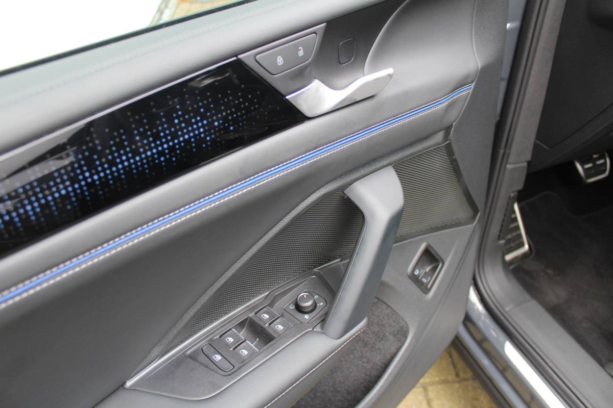 Volkswagen Tiguan Volkswagen Tiguan 1.5 eHybrid R-Line Edition | Head-Up Display | Panoramdak | 360 Camera | 272 PK | Massage Stoelen | IQ.Lights | Elektrische Kofferklep | Stoel/Stuur Verwarming | Draadloze Telefoonlader | Virtual Cockpit | Adaptive Cruise | Naviagtie | Sfeerverlichting | 19 Inch lm velgen | Dodehoeksensoren | Zwarte Hemel Bekleding |