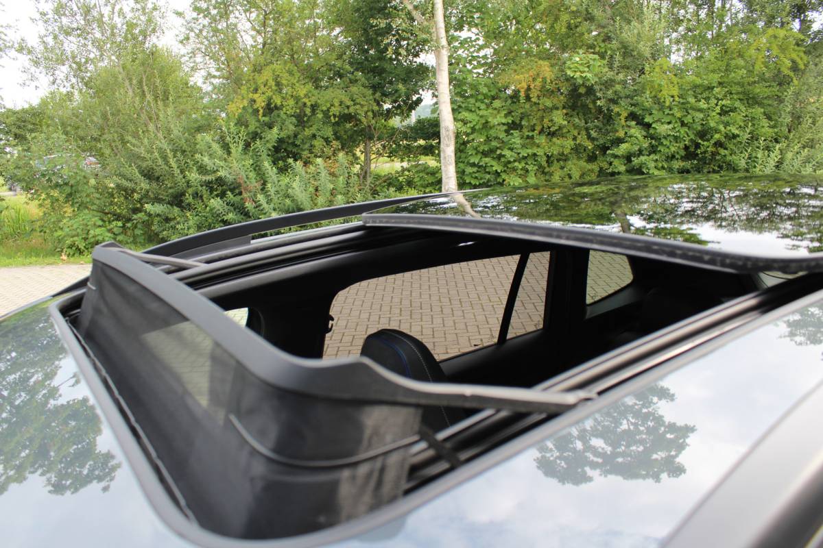 Volkswagen Tiguan Volkswagen Tiguan 1.5 eHybrid R-Line Edition | Head-Up Display | Panoramdak | 360 Camera | 272 PK | Massage Stoelen | IQ.Lights | Elektrische Kofferklep | Stoel/Stuur Verwarming | Draadloze Telefoonlader | Virtual Cockpit | Adaptive Cruise | Naviagtie | Sfeerverlichting | 19 Inch lm velgen | Dodehoeksensoren | Zwarte Hemel Bekleding |