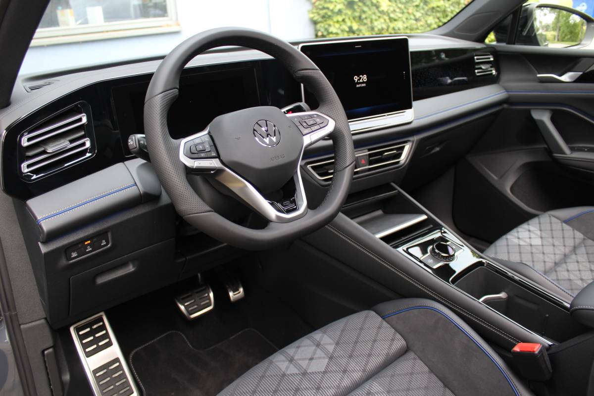 Volkswagen Tiguan Volkswagen Tiguan 1.5 eHybrid R-Line Edition | Head-Up Display | Panoramdak | 360 Camera | 272 PK | Massage Stoelen | IQ.Lights | Elektrische Kofferklep | Stoel/Stuur Verwarming | Draadloze Telefoonlader | Virtual Cockpit | Adaptive Cruise | Naviagtie | Sfeerverlichting | 19 Inch lm velgen | Dodehoeksensoren | Zwarte Hemel Bekleding |