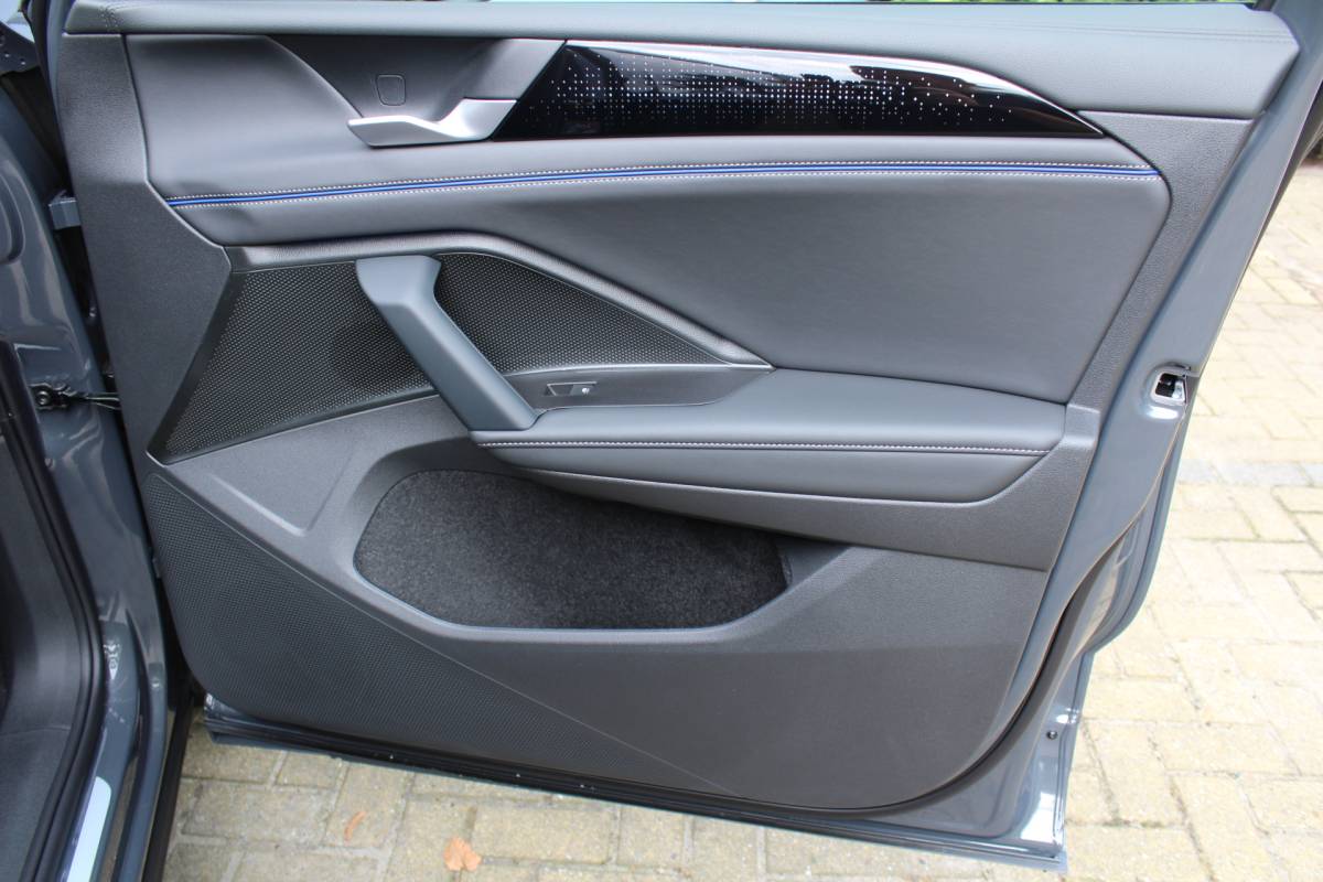 Volkswagen Tiguan Volkswagen Tiguan 1.5 eHybrid R-Line Edition | Head-Up Display | Panoramdak | 360 Camera | 272 PK | Massage Stoelen | IQ.Lights | Elektrische Kofferklep | Stoel/Stuur Verwarming | Draadloze Telefoonlader | Virtual Cockpit | Adaptive Cruise | Naviagtie | Sfeerverlichting | 19 Inch lm velgen | Dodehoeksensoren | Zwarte Hemel Bekleding |