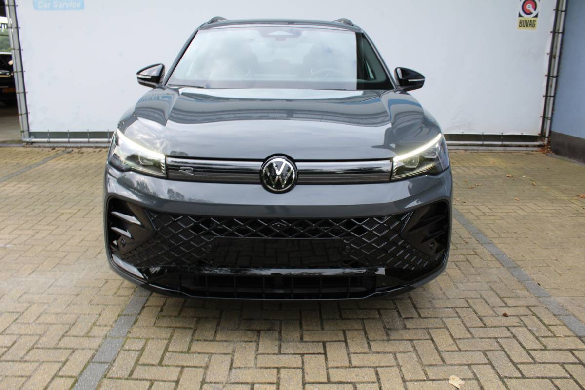 Volkswagen Tiguan Volkswagen Tiguan 1.5 eHybrid R-Line Edition | Head-Up Display | Panoramdak | 360 Camera | 272 PK | Massage Stoelen | IQ.Lights | Elektrische Kofferklep | Stoel/Stuur Verwarming | Draadloze Telefoonlader | Virtual Cockpit | Adaptive Cruise | Naviagtie | Sfeerverlichting | 19 Inch lm velgen | Dodehoeksensoren | Zwarte Hemel Bekleding |