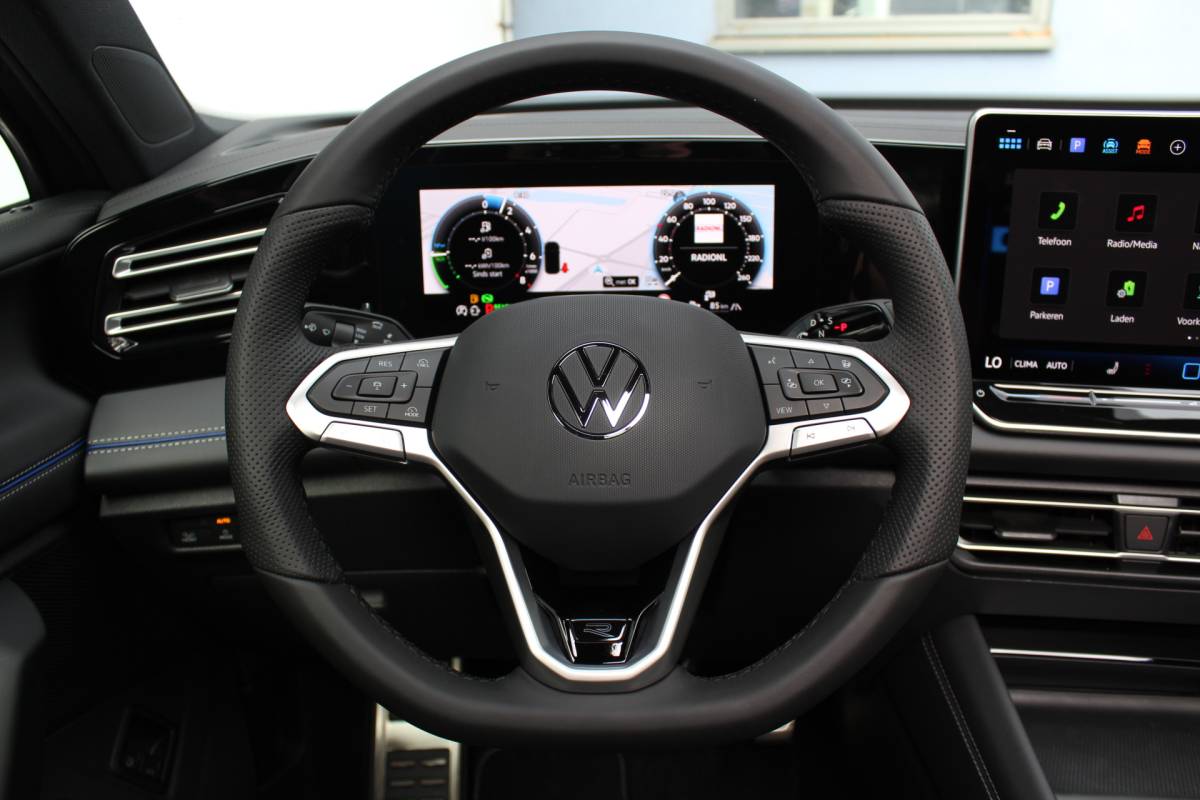 Volkswagen Tiguan Volkswagen Tiguan 1.5 eHybrid R-Line Edition | Head-Up Display | Panoramdak | 360 Camera | 272 PK | Massage Stoelen | IQ.Lights | Elektrische Kofferklep | Stoel/Stuur Verwarming | Draadloze Telefoonlader | Virtual Cockpit | Adaptive Cruise | Naviagtie | Sfeerverlichting | 19 Inch lm velgen | Dodehoeksensoren | Zwarte Hemel Bekleding |