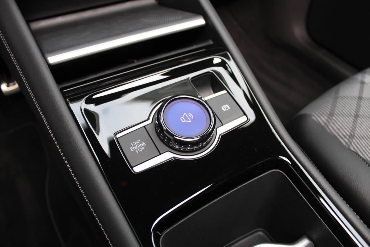 Volkswagen Tiguan Volkswagen Tiguan 1.5 eHybrid R-Line Edition | Head-Up Display | Panoramdak | 360 Camera | 272 PK | Massage Stoelen | IQ.Lights | Elektrische Kofferklep | Stoel/Stuur Verwarming | Draadloze Telefoonlader | Virtual Cockpit | Adaptive Cruise | Naviagtie | Sfeerverlichting | 19 Inch lm velgen | Dodehoeksensoren | Zwarte Hemel Bekleding |