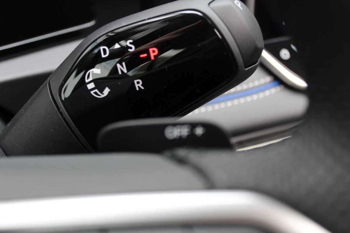 Volkswagen Tiguan Volkswagen Tiguan 1.5 eHybrid R-Line Edition | Head-Up Display | Panoramdak | 360 Camera | 272 PK | Massage Stoelen | IQ.Lights | Elektrische Kofferklep | Stoel/Stuur Verwarming | Draadloze Telefoonlader | Virtual Cockpit | Adaptive Cruise | Naviagtie | Sfeerverlichting | 19 Inch lm velgen | Dodehoeksensoren | Zwarte Hemel Bekleding |