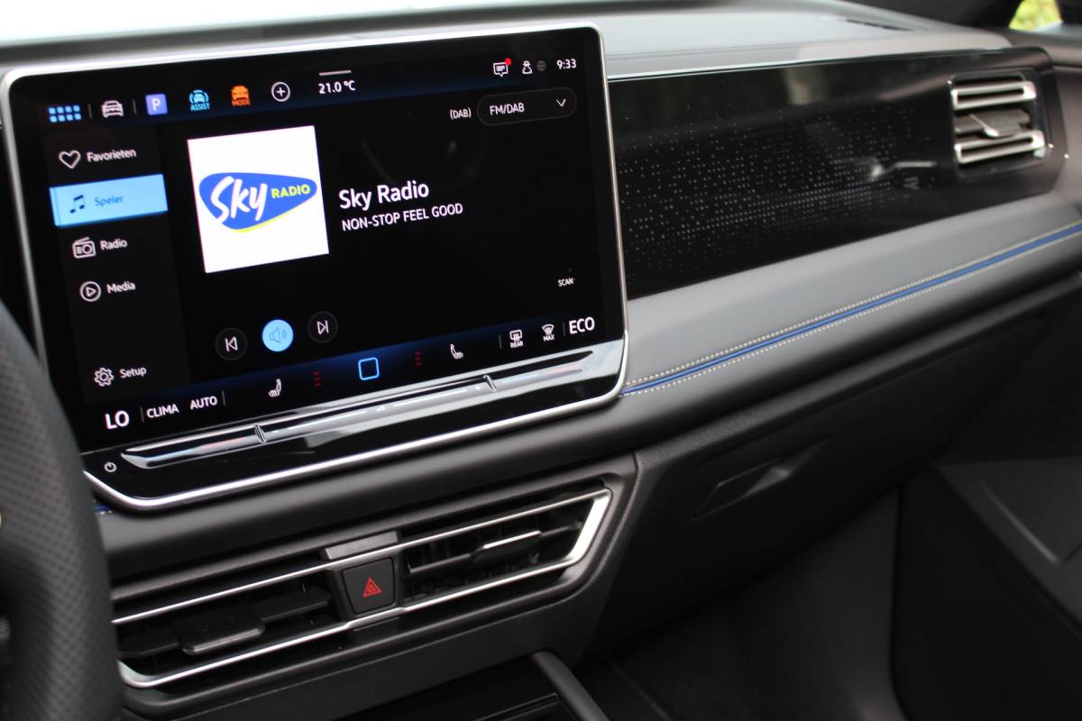 Volkswagen Tiguan Volkswagen Tiguan 1.5 eHybrid R-Line Edition | Head-Up Display | Panoramdak | 360 Camera | 272 PK | Massage Stoelen | IQ.Lights | Elektrische Kofferklep | Stoel/Stuur Verwarming | Draadloze Telefoonlader | Virtual Cockpit | Adaptive Cruise | Naviagtie | Sfeerverlichting | 19 Inch lm velgen | Dodehoeksensoren | Zwarte Hemel Bekleding |