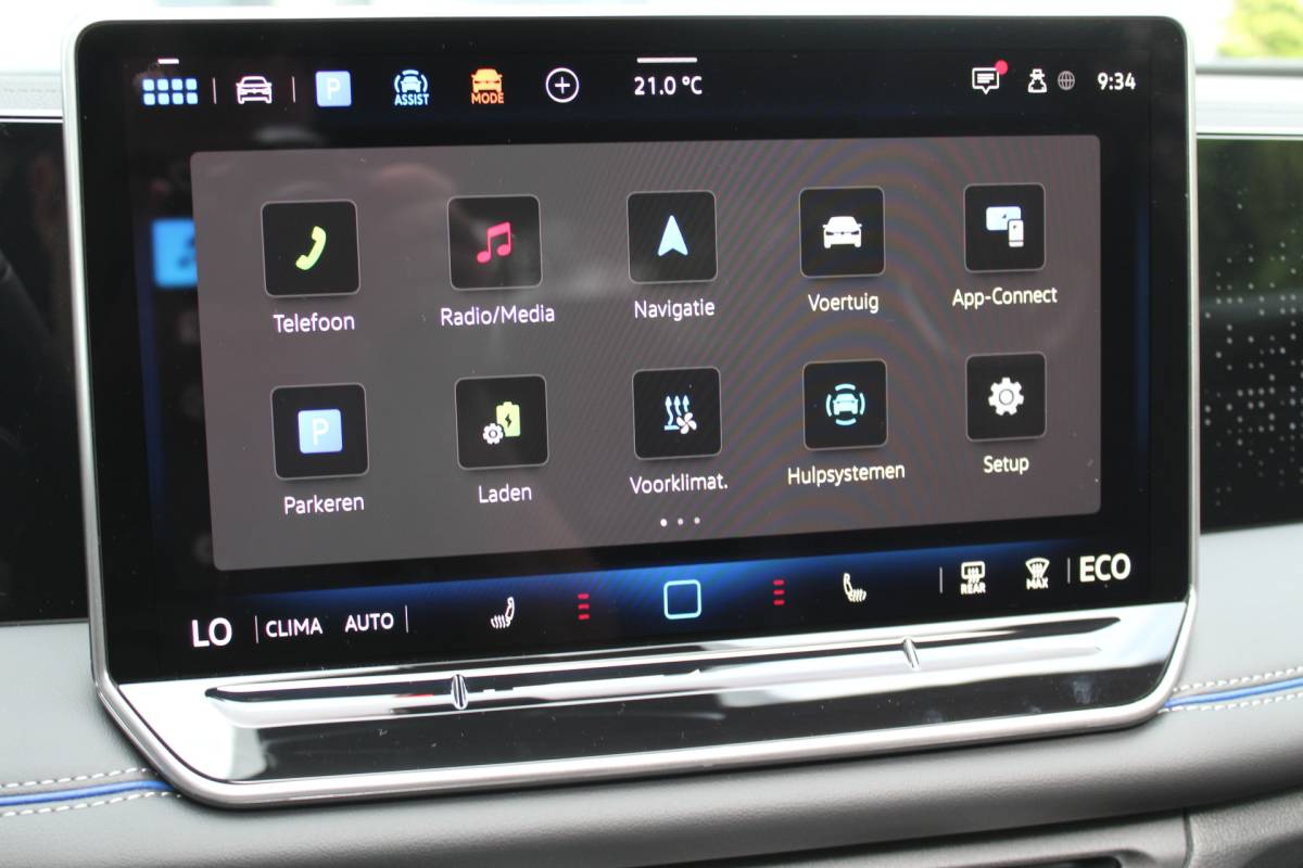 Volkswagen Tiguan Volkswagen Tiguan 1.5 eHybrid R-Line Edition | Head-Up Display | Panoramdak | 360 Camera | 272 PK | Massage Stoelen | IQ.Lights | Elektrische Kofferklep | Stoel/Stuur Verwarming | Draadloze Telefoonlader | Virtual Cockpit | Adaptive Cruise | Naviagtie | Sfeerverlichting | 19 Inch lm velgen | Dodehoeksensoren | Zwarte Hemel Bekleding |