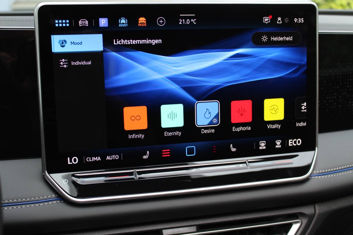 Volkswagen Tiguan Volkswagen Tiguan 1.5 eHybrid R-Line Edition | Head-Up Display | Panoramdak | 360 Camera | 272 PK | Massage Stoelen | IQ.Lights | Elektrische Kofferklep | Stoel/Stuur Verwarming | Draadloze Telefoonlader | Virtual Cockpit | Adaptive Cruise | Naviagtie | Sfeerverlichting | 19 Inch lm velgen | Dodehoeksensoren | Zwarte Hemel Bekleding |