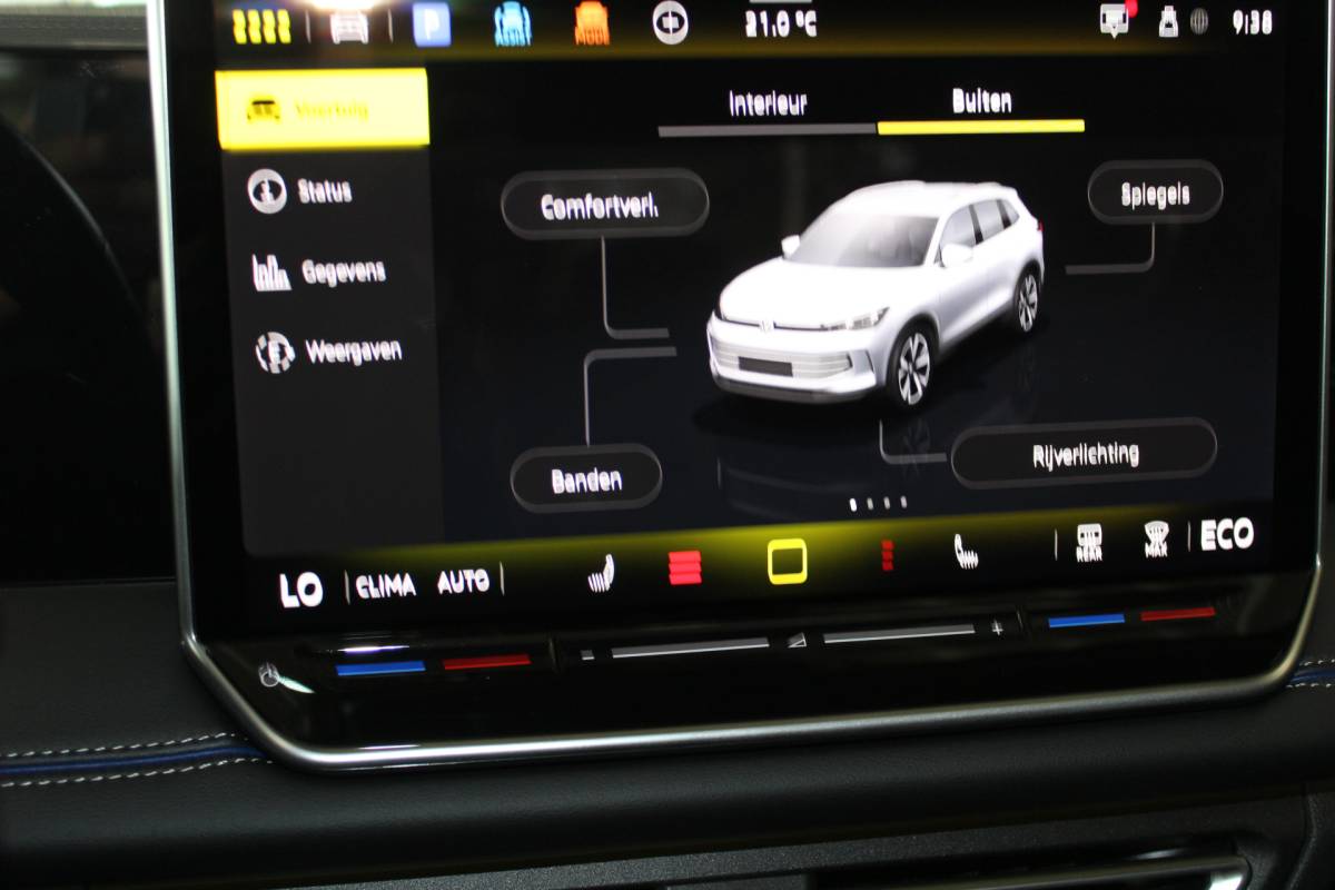 Volkswagen Tiguan Volkswagen Tiguan 1.5 eHybrid R-Line Edition | Head-Up Display | Panoramdak | 360 Camera | 272 PK | Massage Stoelen | IQ.Lights | Elektrische Kofferklep | Stoel/Stuur Verwarming | Draadloze Telefoonlader | Virtual Cockpit | Adaptive Cruise | Naviagtie | Sfeerverlichting | 19 Inch lm velgen | Dodehoeksensoren | Zwarte Hemel Bekleding |