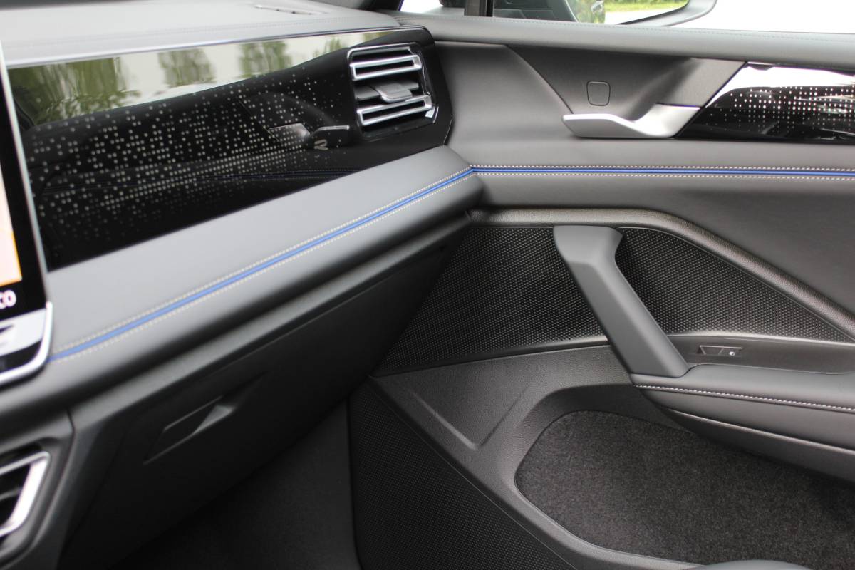 Volkswagen Tiguan Volkswagen Tiguan 1.5 eHybrid R-Line Edition | Head-Up Display | Panoramdak | 360 Camera | 272 PK | Massage Stoelen | IQ.Lights | Elektrische Kofferklep | Stoel/Stuur Verwarming | Draadloze Telefoonlader | Virtual Cockpit | Adaptive Cruise | Naviagtie | Sfeerverlichting | 19 Inch lm velgen | Dodehoeksensoren | Zwarte Hemel Bekleding |