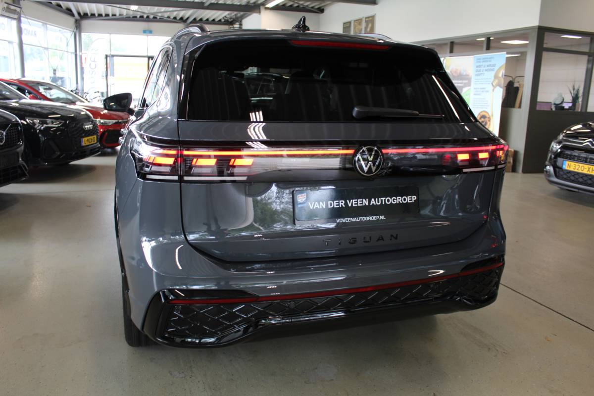 Volkswagen Tiguan Volkswagen Tiguan 1.5 eHybrid R-Line Edition | Head-Up Display | Panoramdak | 360 Camera | 272 PK | Massage Stoelen | IQ.Lights | Elektrische Kofferklep | Stoel/Stuur Verwarming | Draadloze Telefoonlader | Virtual Cockpit | Adaptive Cruise | Naviagtie | Sfeerverlichting | 19 Inch lm velgen | Dodehoeksensoren | Zwarte Hemel Bekleding |