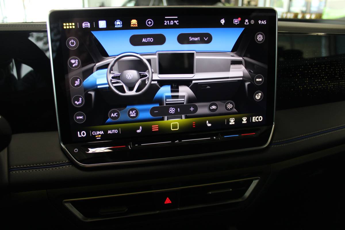 Volkswagen Tiguan Volkswagen Tiguan 1.5 eHybrid R-Line Edition | Head-Up Display | Panoramdak | 360 Camera | 272 PK | Massage Stoelen | IQ.Lights | Elektrische Kofferklep | Stoel/Stuur Verwarming | Draadloze Telefoonlader | Virtual Cockpit | Adaptive Cruise | Naviagtie | Sfeerverlichting | 19 Inch lm velgen | Dodehoeksensoren | Zwarte Hemel Bekleding |