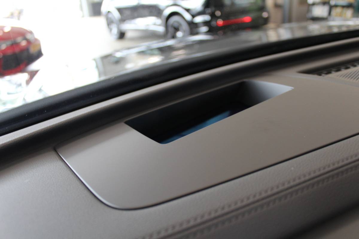Volkswagen Tiguan Volkswagen Tiguan 1.5 eHybrid R-Line Edition | Head-Up Display | Panoramdak | 360 Camera | 272 PK | Massage Stoelen | IQ.Lights | Elektrische Kofferklep | Stoel/Stuur Verwarming | Draadloze Telefoonlader | Virtual Cockpit | Adaptive Cruise | Naviagtie | Sfeerverlichting | 19 Inch lm velgen | Dodehoeksensoren | Zwarte Hemel Bekleding |