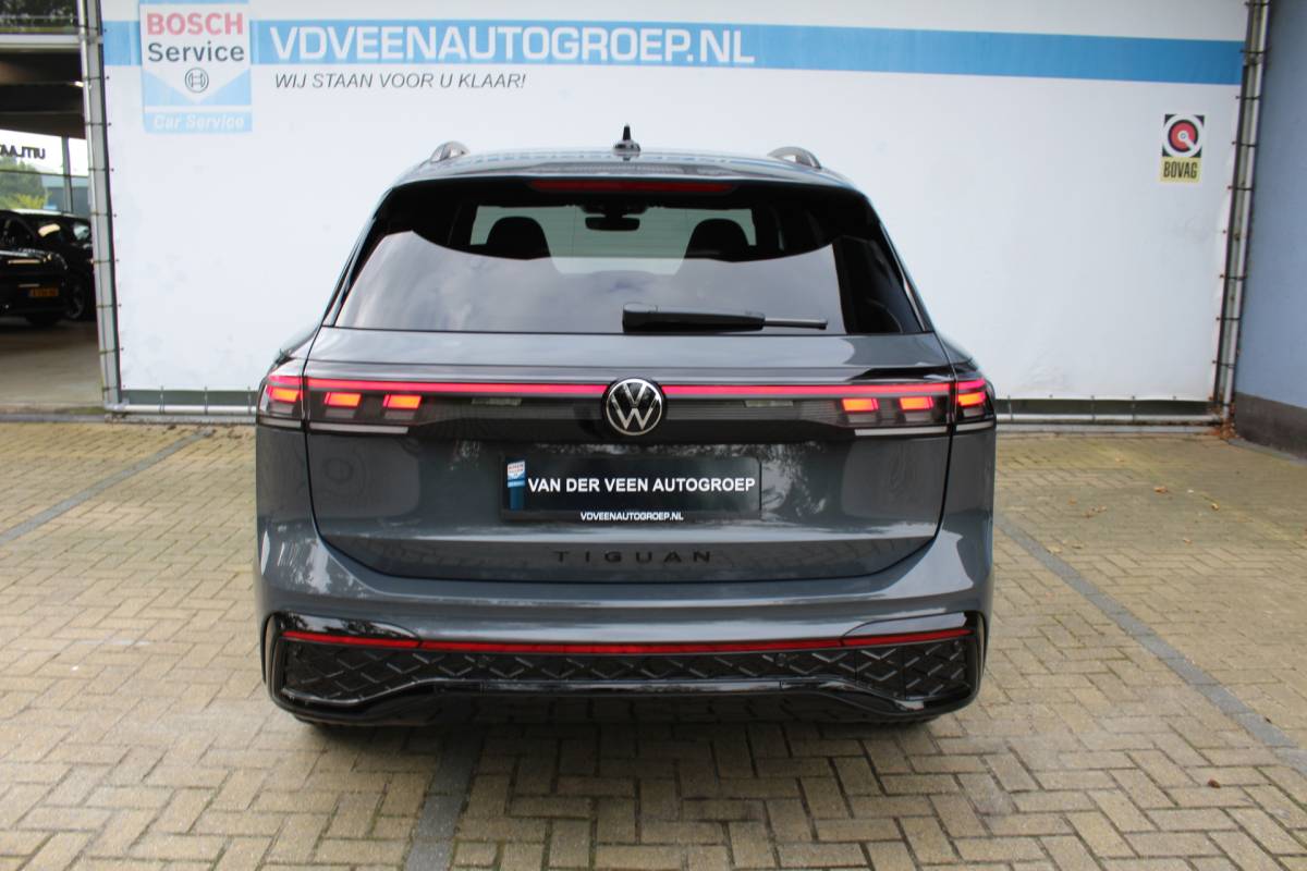 Volkswagen Tiguan Volkswagen Tiguan 1.5 eHybrid R-Line Edition | Head-Up Display | Panoramdak | 360 Camera | 272 PK | Massage Stoelen | IQ.Lights | Elektrische Kofferklep | Stoel/Stuur Verwarming | Draadloze Telefoonlader | Virtual Cockpit | Adaptive Cruise | Naviagtie | Sfeerverlichting | 19 Inch lm velgen | Dodehoeksensoren | Zwarte Hemel Bekleding |
