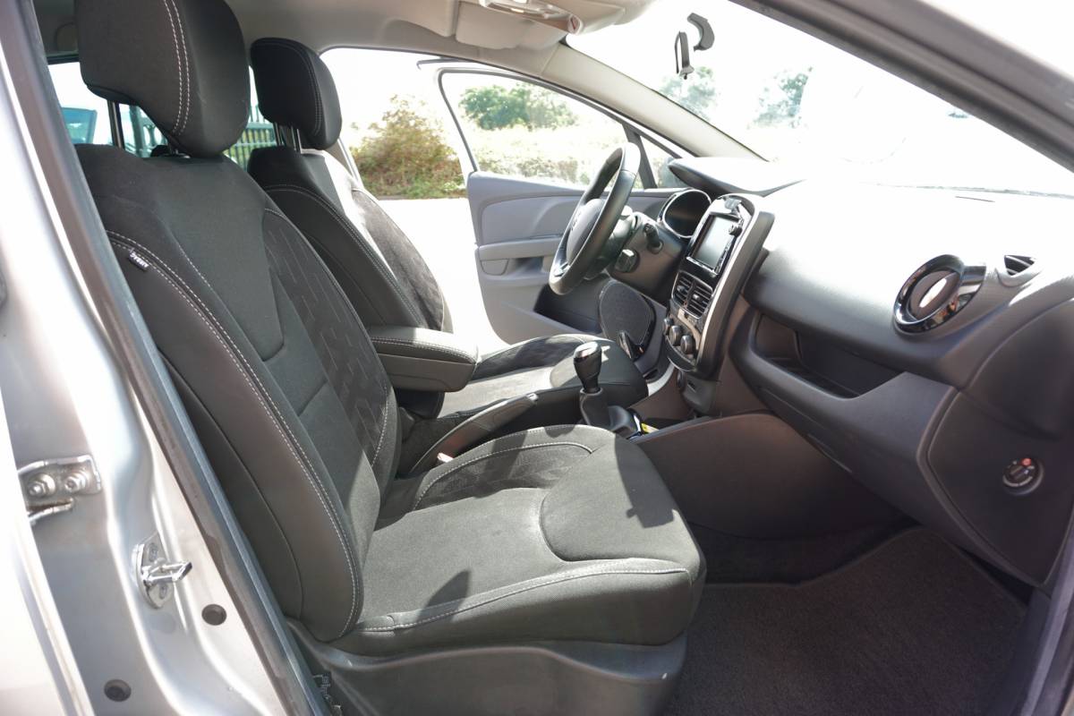 Renault Clio Renault Clio 0.9 TCe Limited 1e EIGENAAR – NAP – NL AUTO – APPLE CARPLAY / ANDROID – KEYLESS – PARKEERSENSOREN – LM VELGEN – PRIVACYGLAS – AIRCO – CRUISE CONTROL – BLUETOOTH – 4 ELEKTR RAMEN – DEALER ONDERHOUDEN