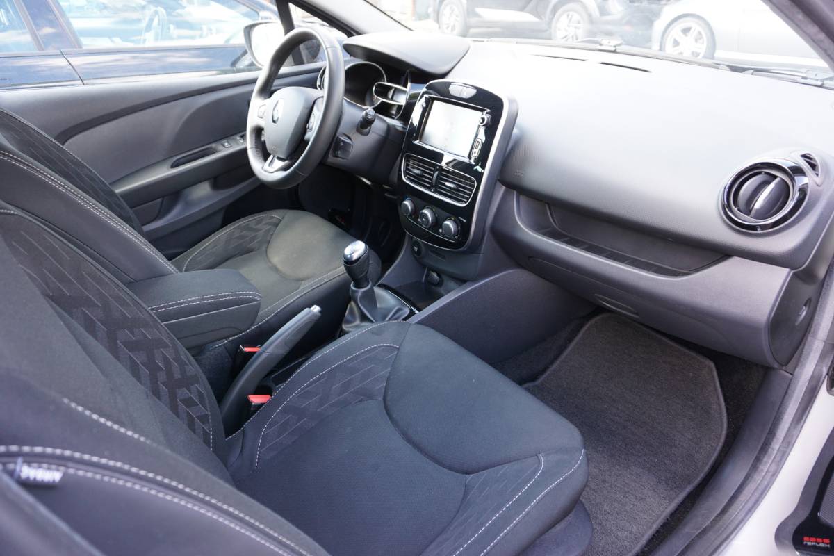 Renault Clio Renault Clio 0.9 TCe Limited 1e EIGENAAR – NAP – NL AUTO – APPLE CARPLAY / ANDROID – KEYLESS – PARKEERSENSOREN – LM VELGEN – PRIVACYGLAS – AIRCO – CRUISE CONTROL – BLUETOOTH – 4 ELEKTR RAMEN – DEALER ONDERHOUDEN