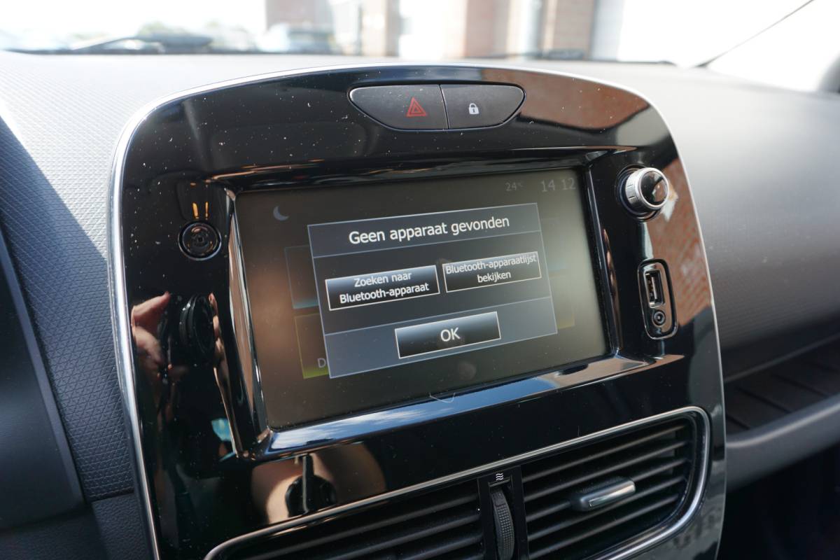 Renault Clio Renault Clio 0.9 TCe Limited 1e EIGENAAR – NAP – NL AUTO – APPLE CARPLAY / ANDROID – KEYLESS – PARKEERSENSOREN – LM VELGEN – PRIVACYGLAS – AIRCO – CRUISE CONTROL – BLUETOOTH – 4 ELEKTR RAMEN – DEALER ONDERHOUDEN