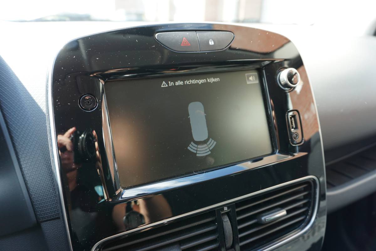 Renault Clio Renault Clio 0.9 TCe Limited 1e EIGENAAR – NAP – NL AUTO – APPLE CARPLAY / ANDROID – KEYLESS – PARKEERSENSOREN – LM VELGEN – PRIVACYGLAS – AIRCO – CRUISE CONTROL – BLUETOOTH – 4 ELEKTR RAMEN – DEALER ONDERHOUDEN