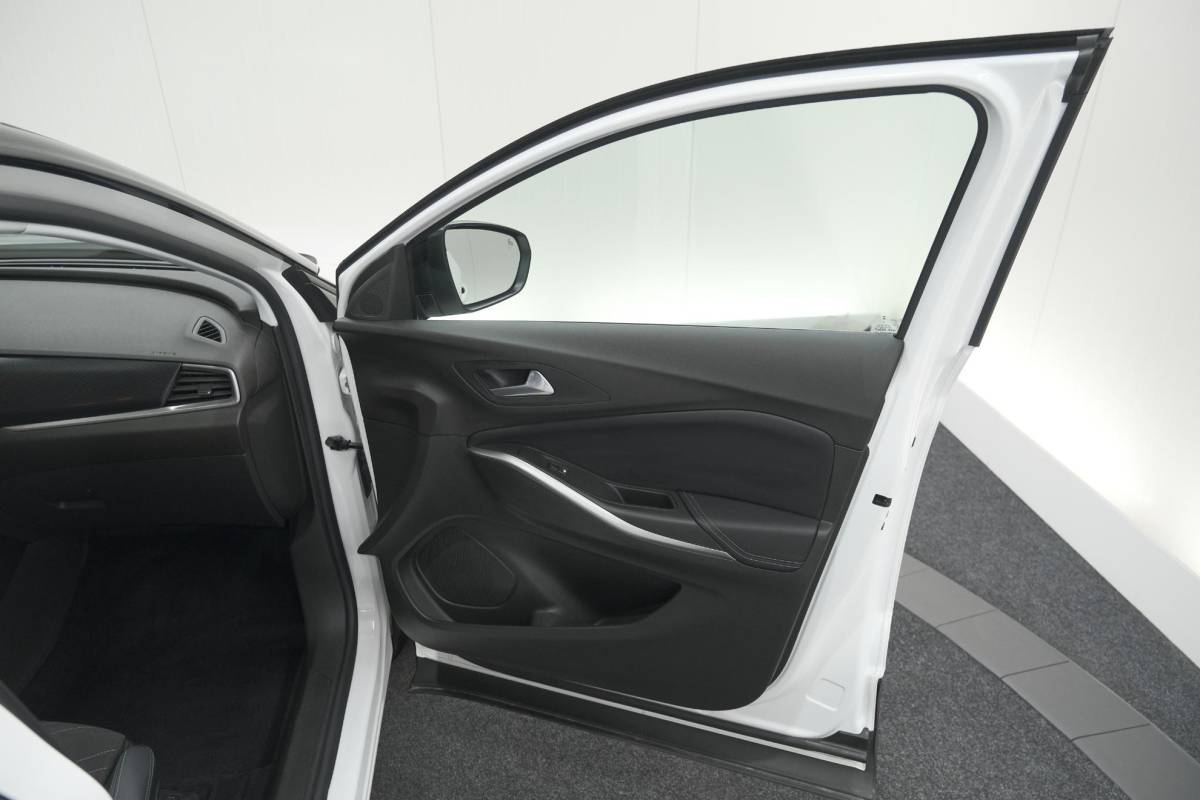 Opel Grandland Opel Grandland Turbo 130 AT8 Ultimate | Camera | Adaptieve Cruise Control | Pack Winter | Elektronische Kofferklep