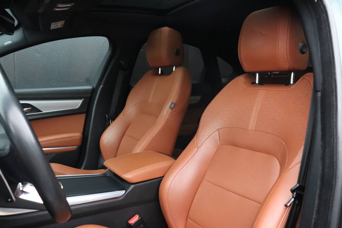 Jaguar XF Jaguar XF 2.0t AWD Portfolio | 300 PK | LEDER | MEMORY | STOEL/STUURVERW. | HEAD-UP | SCHUIFDAK | 360° CAMERA | MERIDIAN | CRUISE | NAVI |