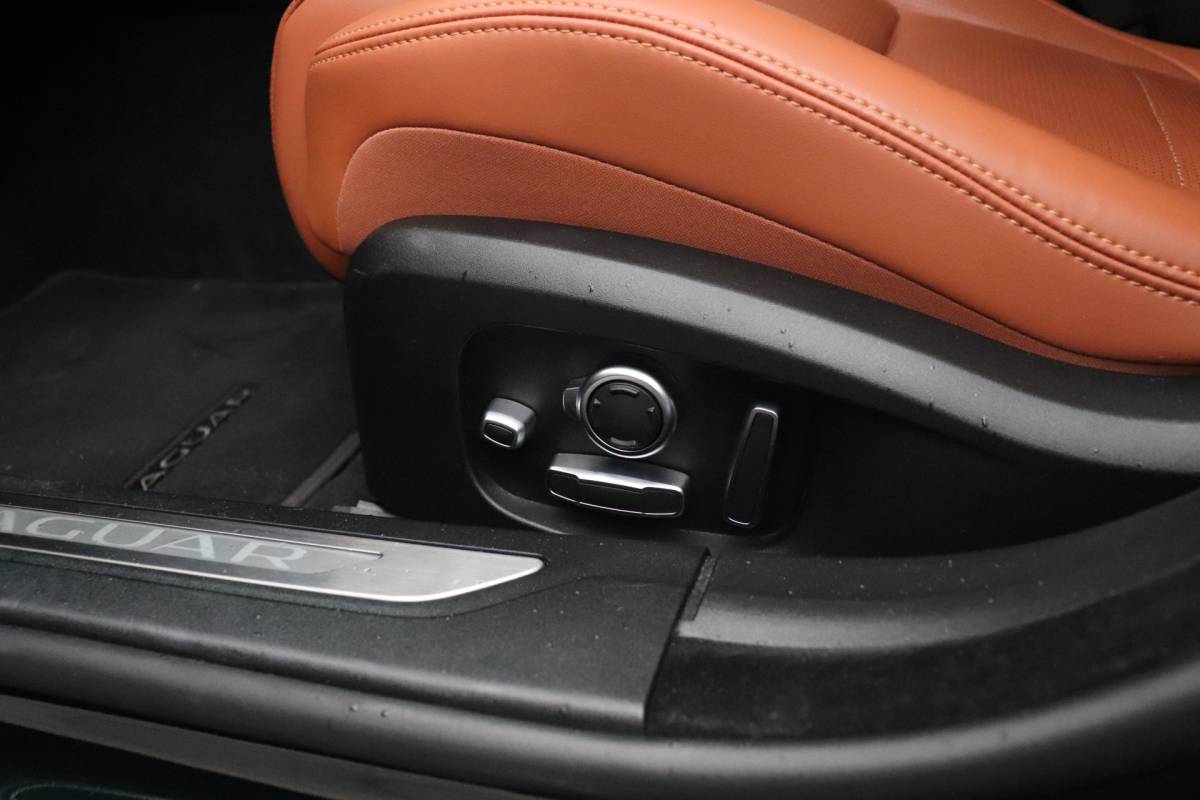 Jaguar XF Jaguar XF 2.0t AWD Portfolio | 300 PK | LEDER | MEMORY | STOEL/STUURVERW. | HEAD-UP | SCHUIFDAK | 360° CAMERA | MERIDIAN | CRUISE | NAVI |