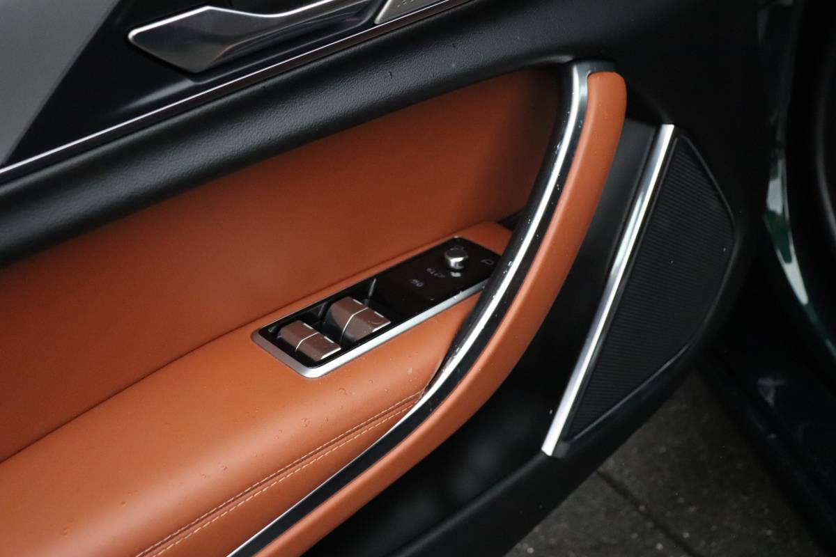 Jaguar XF Jaguar XF 2.0t AWD Portfolio | 300 PK | LEDER | MEMORY | STOEL/STUURVERW. | HEAD-UP | SCHUIFDAK | 360° CAMERA | MERIDIAN | CRUISE | NAVI |