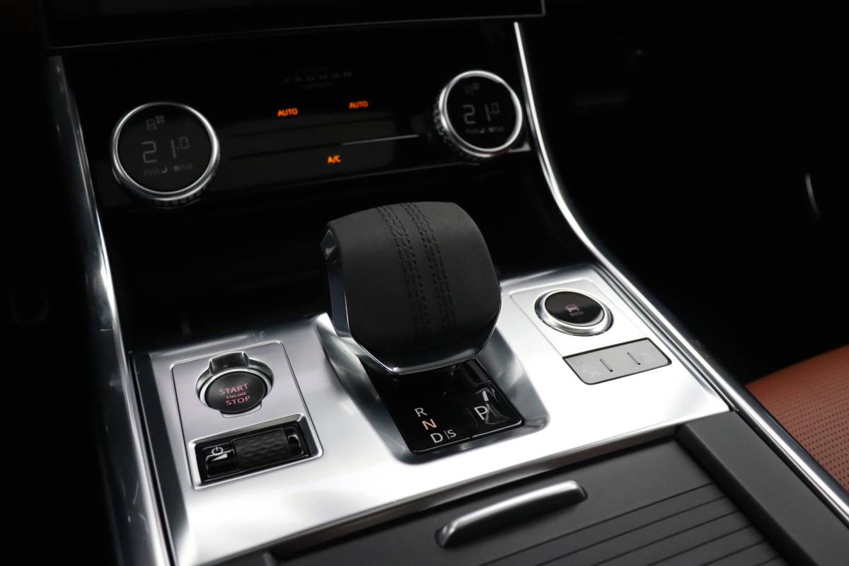Jaguar XF Jaguar XF 2.0t AWD Portfolio | 300 PK | LEDER | MEMORY | STOEL/STUURVERW. | HEAD-UP | SCHUIFDAK | 360° CAMERA | MERIDIAN | CRUISE | NAVI |
