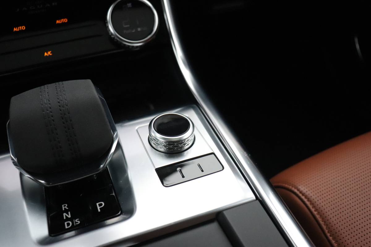 Jaguar XF Jaguar XF 2.0t AWD Portfolio | 300 PK | LEDER | MEMORY | STOEL/STUURVERW. | HEAD-UP | SCHUIFDAK | 360° CAMERA | MERIDIAN | CRUISE | NAVI |