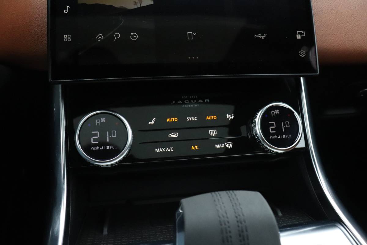 Jaguar XF Jaguar XF 2.0t AWD Portfolio | 300 PK | LEDER | MEMORY | STOEL/STUURVERW. | HEAD-UP | SCHUIFDAK | 360° CAMERA | MERIDIAN | CRUISE | NAVI |
