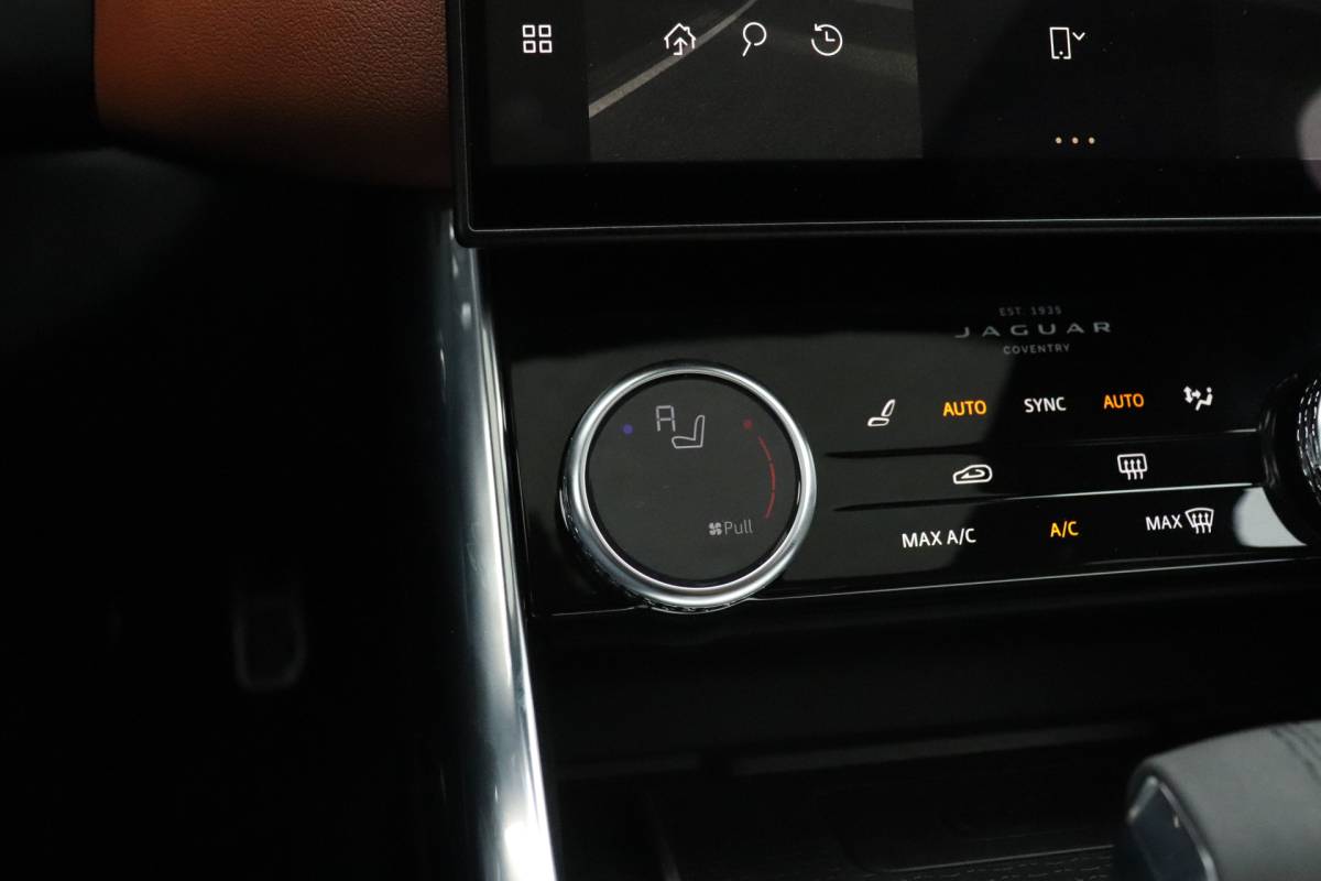 Jaguar XF Jaguar XF 2.0t AWD Portfolio | 300 PK | LEDER | MEMORY | STOEL/STUURVERW. | HEAD-UP | SCHUIFDAK | 360° CAMERA | MERIDIAN | CRUISE | NAVI |