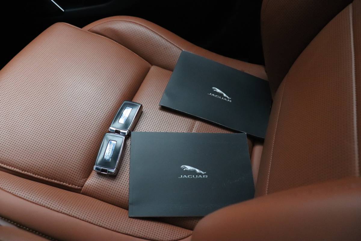 Jaguar XF Jaguar XF 2.0t AWD Portfolio | 300 PK | LEDER | MEMORY | STOEL/STUURVERW. | HEAD-UP | SCHUIFDAK | 360° CAMERA | MERIDIAN | CRUISE | NAVI |
