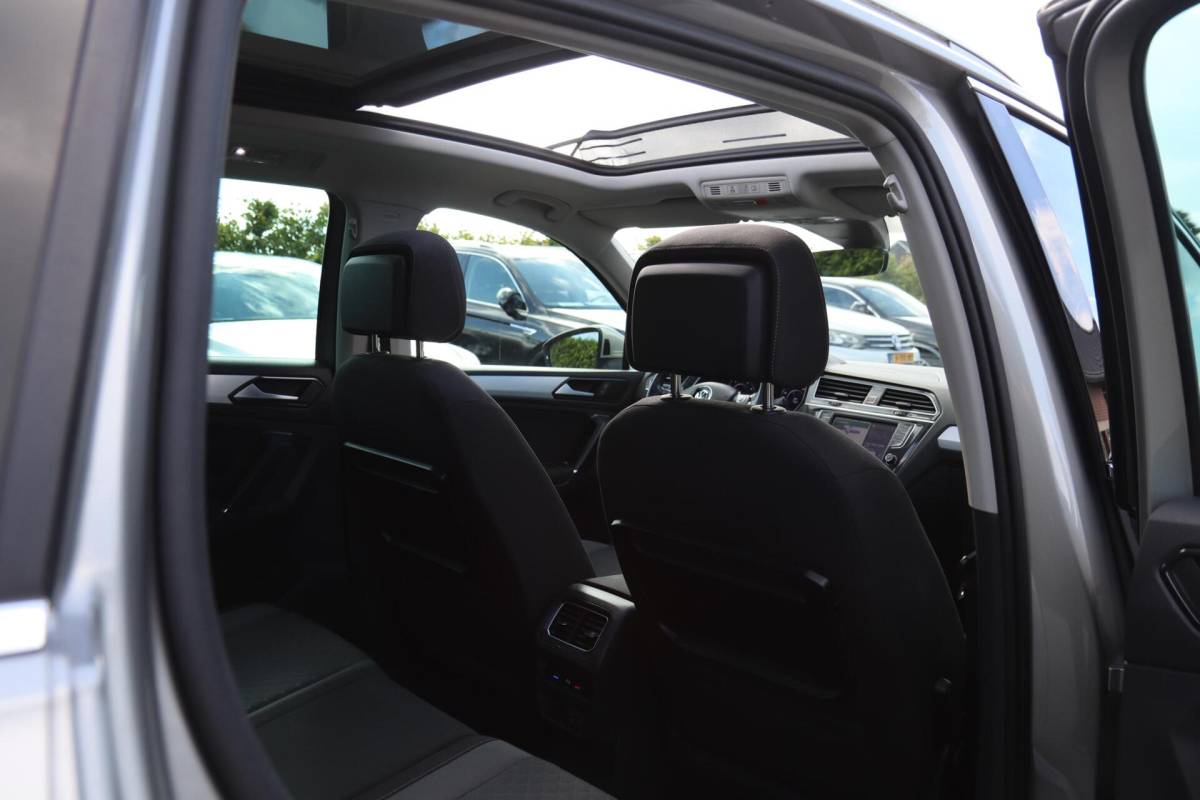 Volkswagen Tiguan Volkswagen Tiguan 1.4 TSI ACT Highline A. Cruise|Carplay|Panodak|Hud|Ecc|Navi|Stoelverw. |Trhk