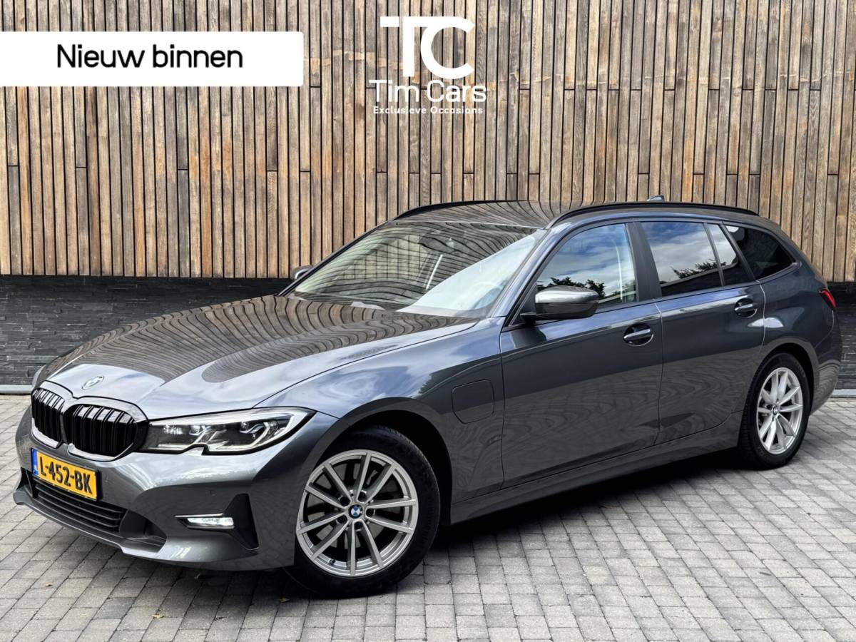 BMW 3 Serie BMW 3-serie Touring 320e High Executive Automaat | Trekhaak elektrisch | Navigatiesysteem | Laser LED | Draadloze telefoonlader | Apple CarPlay | Getint glas | Metallic lak | Sportleer | Parkeersensoren voor en achter