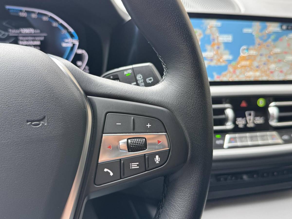 BMW 3 Serie BMW 3-serie Touring 320e High Executive Automaat | Trekhaak elektrisch | Navigatiesysteem | Laser LED | Draadloze telefoonlader | Apple CarPlay | Getint glas | Metallic lak | Sportleer | Parkeersensoren voor en achter