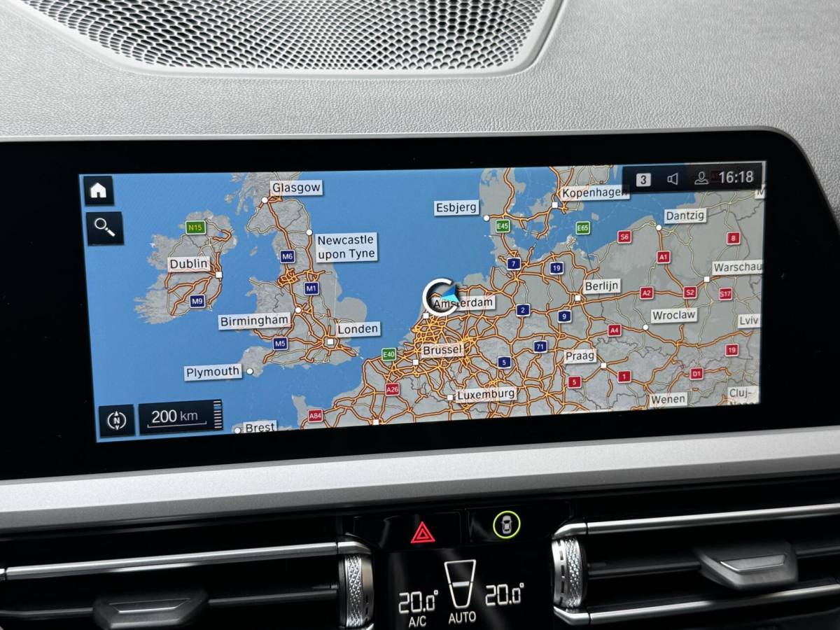 BMW 3 Serie BMW 3-serie Touring 320e High Executive Automaat | Trekhaak elektrisch | Navigatiesysteem | Laser LED | Draadloze telefoonlader | Apple CarPlay | Getint glas | Metallic lak | Sportleer | Parkeersensoren voor en achter