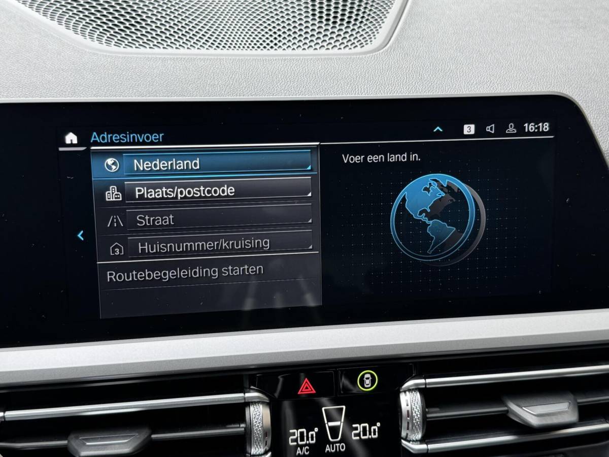 BMW 3 Serie BMW 3-serie Touring 320e High Executive Automaat | Trekhaak elektrisch | Navigatiesysteem | Laser LED | Draadloze telefoonlader | Apple CarPlay | Getint glas | Metallic lak | Sportleer | Parkeersensoren voor en achter
