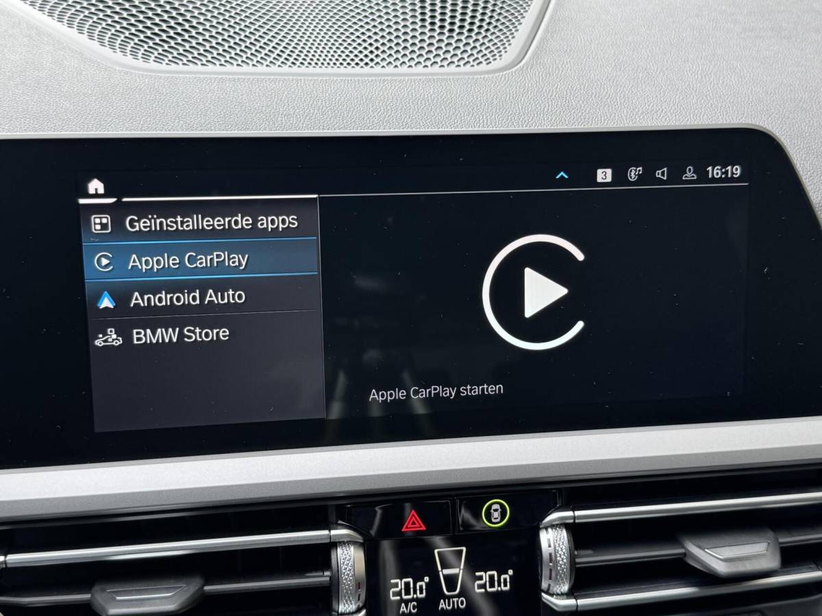 BMW 3 Serie BMW 3-serie Touring 320e High Executive Automaat | Trekhaak elektrisch | Navigatiesysteem | Laser LED | Draadloze telefoonlader | Apple CarPlay | Getint glas | Metallic lak | Sportleer | Parkeersensoren voor en achter