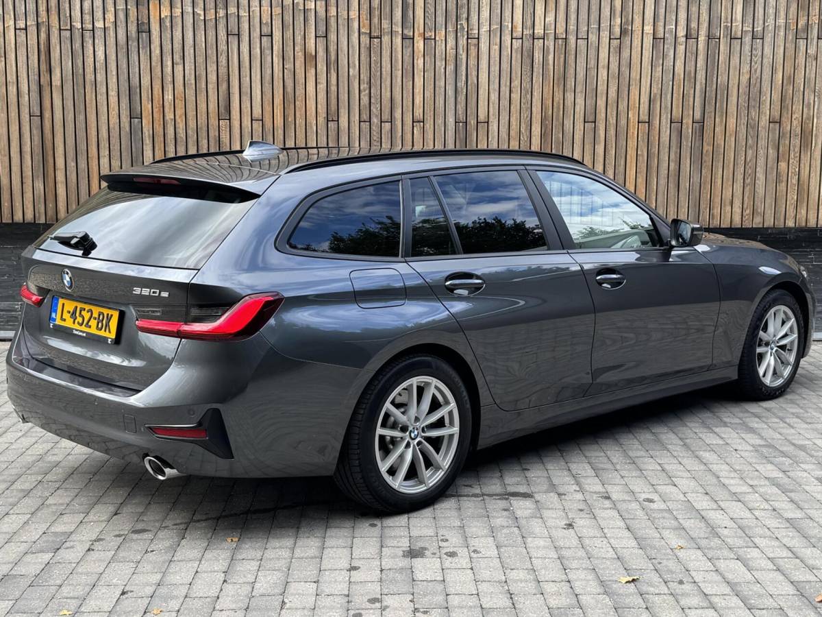 BMW 3 Serie BMW 3-serie Touring 320e High Executive Automaat | Trekhaak elektrisch | Navigatiesysteem | Laser LED | Draadloze telefoonlader | Apple CarPlay | Getint glas | Metallic lak | Sportleer | Parkeersensoren voor en achter