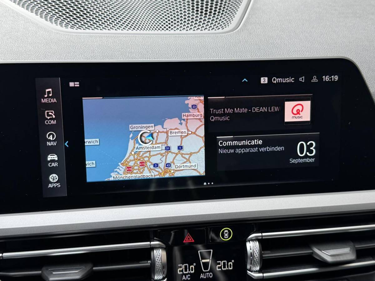 BMW 3 Serie BMW 3-serie Touring 320e High Executive Automaat | Trekhaak elektrisch | Navigatiesysteem | Laser LED | Draadloze telefoonlader | Apple CarPlay | Getint glas | Metallic lak | Sportleer | Parkeersensoren voor en achter