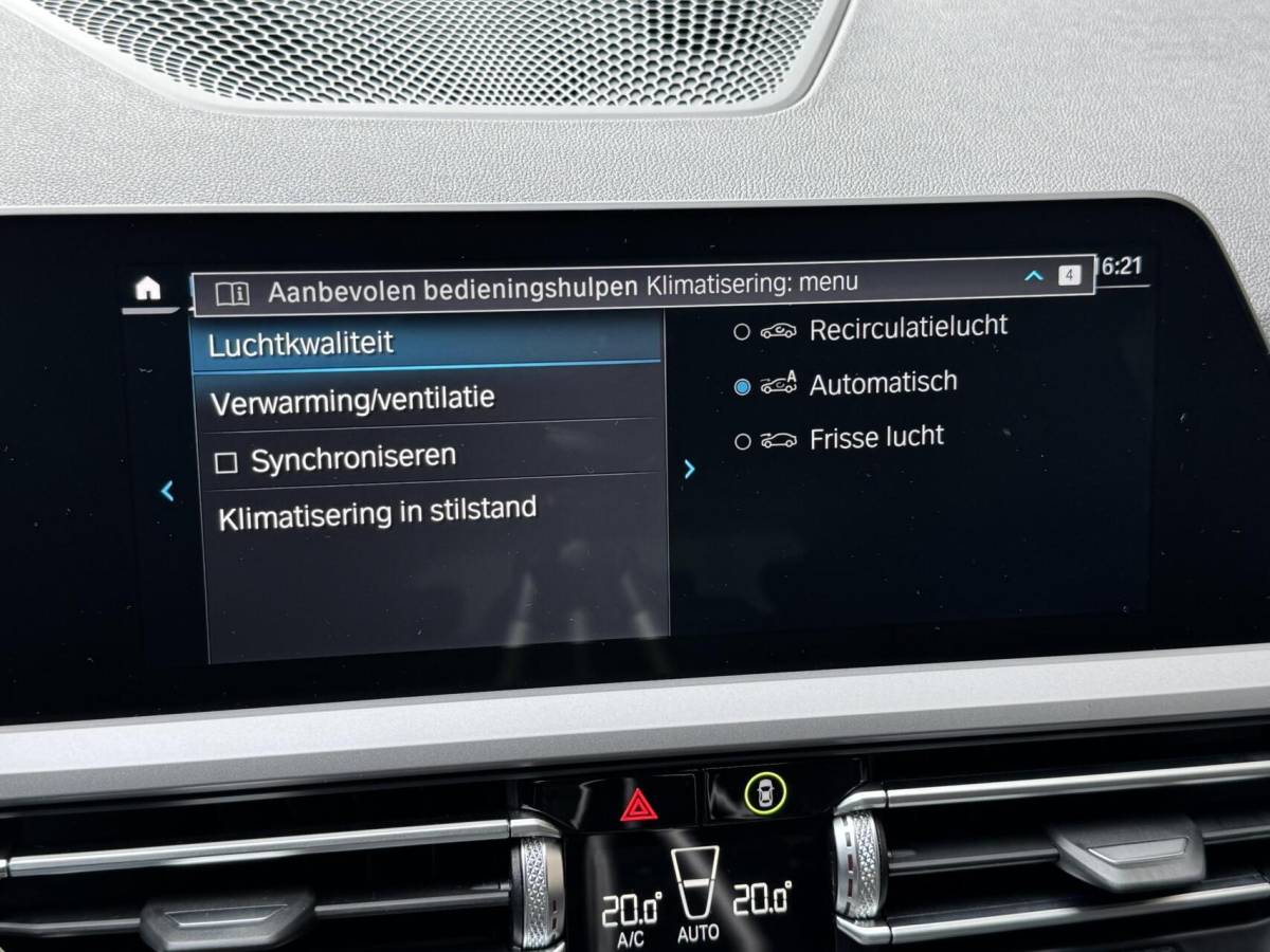 BMW 3 Serie BMW 3-serie Touring 320e High Executive Automaat | Trekhaak elektrisch | Navigatiesysteem | Laser LED | Draadloze telefoonlader | Apple CarPlay | Getint glas | Metallic lak | Sportleer | Parkeersensoren voor en achter