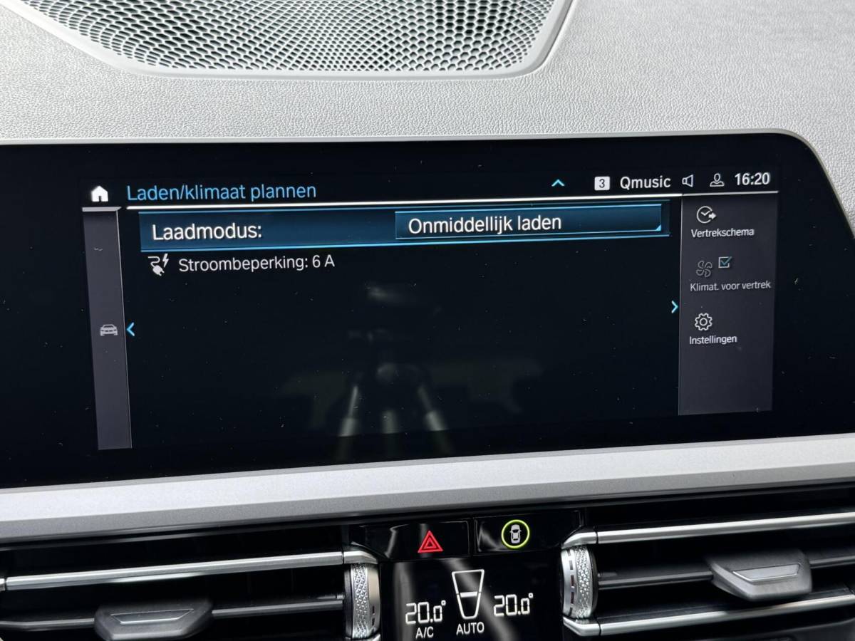 BMW 3 Serie BMW 3-serie Touring 320e High Executive Automaat | Trekhaak elektrisch | Navigatiesysteem | Laser LED | Draadloze telefoonlader | Apple CarPlay | Getint glas | Metallic lak | Sportleer | Parkeersensoren voor en achter