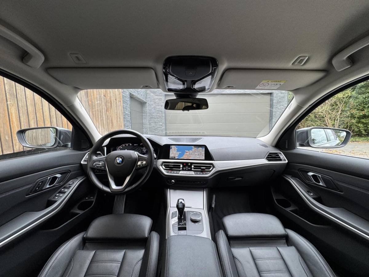 BMW 3 Serie BMW 3-serie Touring 320e High Executive Automaat | Trekhaak elektrisch | Navigatiesysteem | Laser LED | Draadloze telefoonlader | Apple CarPlay | Getint glas | Metallic lak | Sportleer | Parkeersensoren voor en achter
