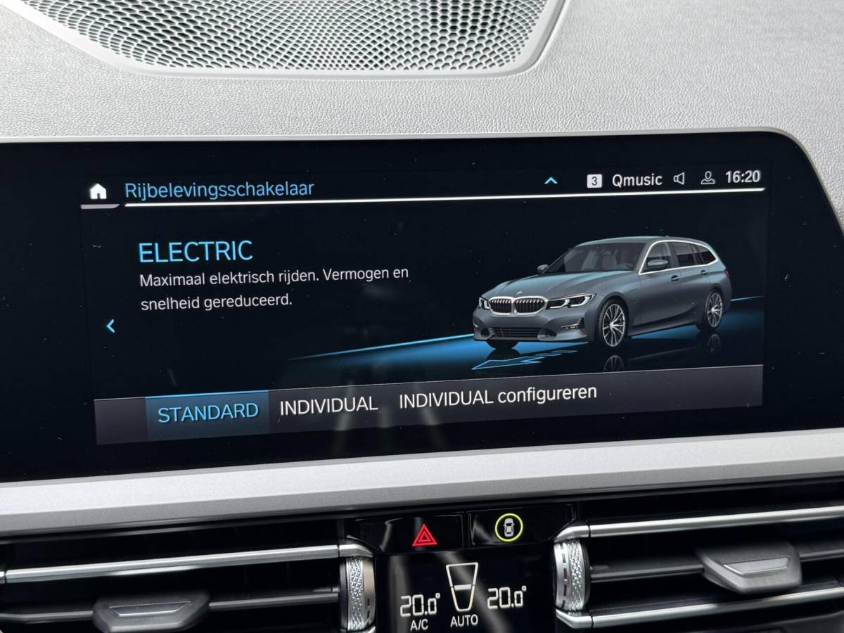 BMW 3 Serie BMW 3-serie Touring 320e High Executive Automaat | Trekhaak elektrisch | Navigatiesysteem | Laser LED | Draadloze telefoonlader | Apple CarPlay | Getint glas | Metallic lak | Sportleer | Parkeersensoren voor en achter