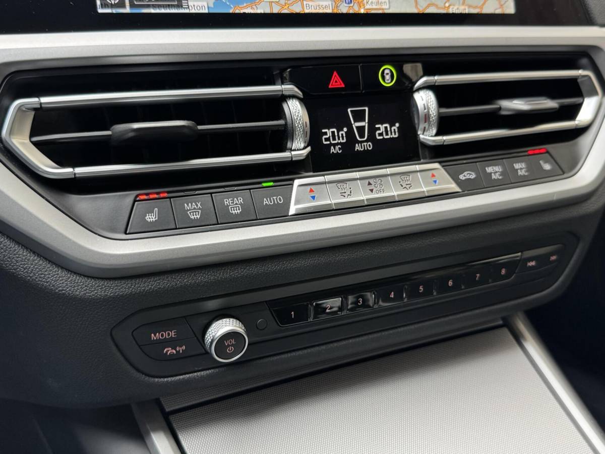 BMW 3 Serie BMW 3-serie Touring 320e High Executive Automaat | Trekhaak elektrisch | Navigatiesysteem | Laser LED | Draadloze telefoonlader | Apple CarPlay | Getint glas | Metallic lak | Sportleer | Parkeersensoren voor en achter