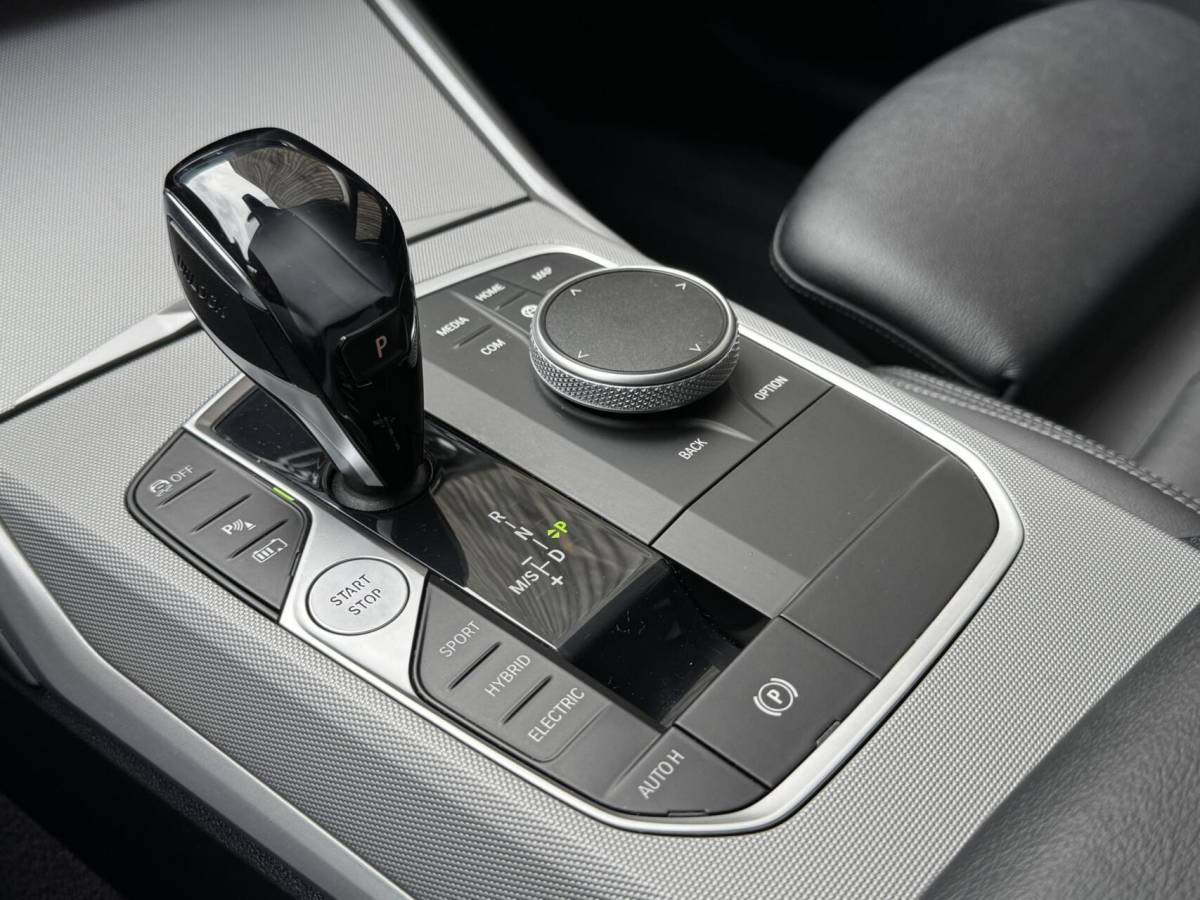 BMW 3 Serie BMW 3-serie Touring 320e High Executive Automaat | Trekhaak elektrisch | Navigatiesysteem | Laser LED | Draadloze telefoonlader | Apple CarPlay | Getint glas | Metallic lak | Sportleer | Parkeersensoren voor en achter